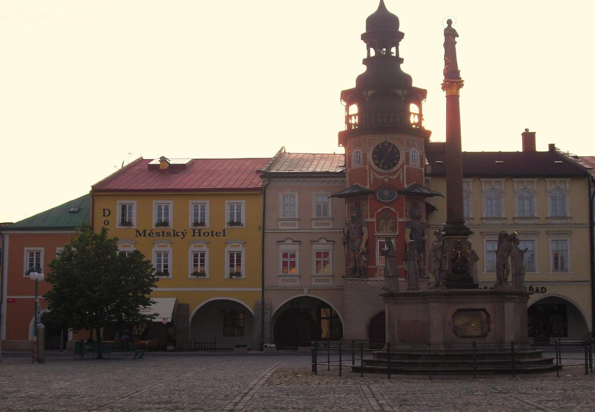 Mestsky Hotel Dorinka Hostinne  Exterior photo