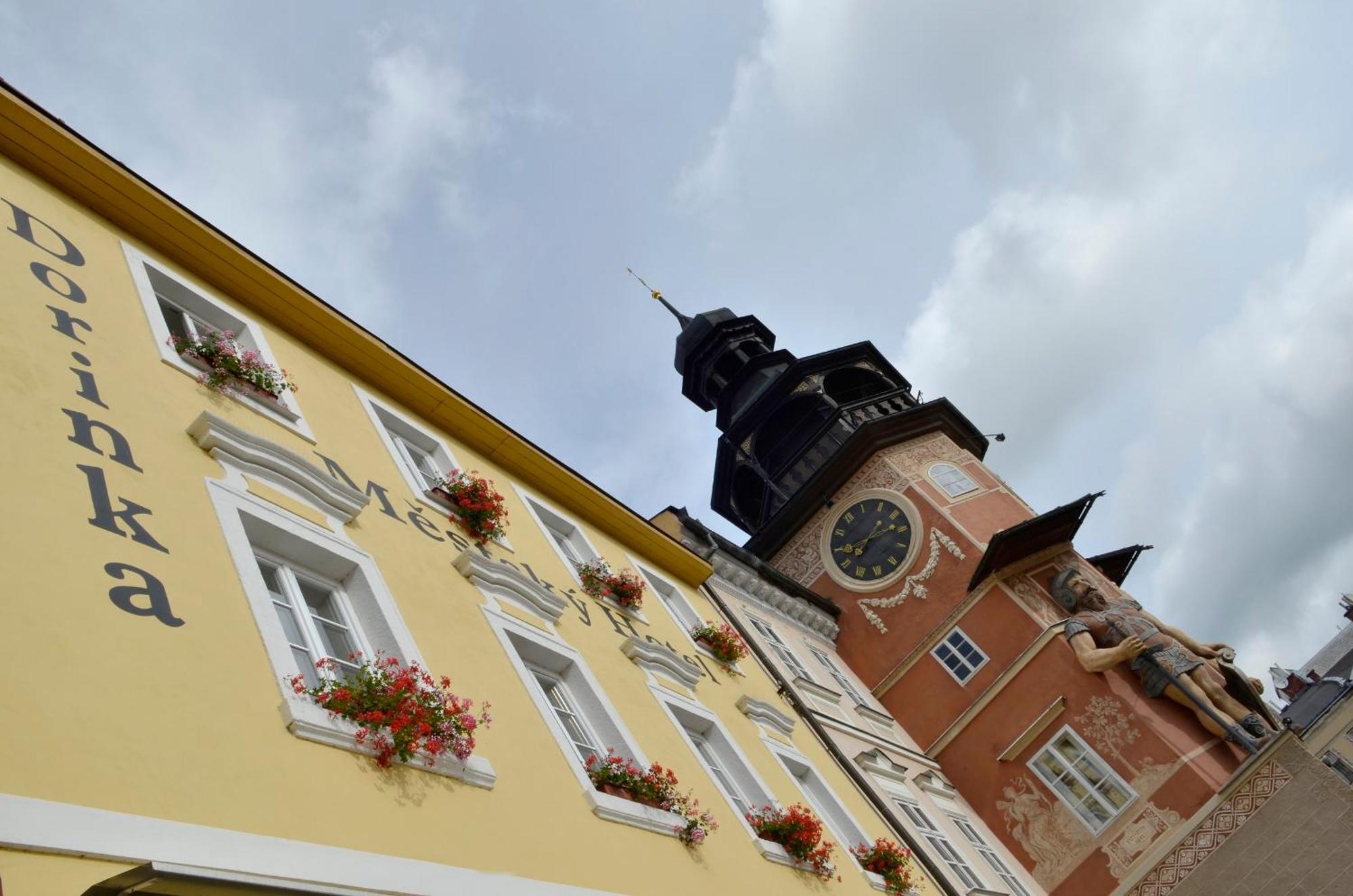 Mestsky Hotel Dorinka Hostinne  Exterior photo